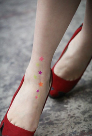 છોકરીનો પગ સુશોભિત રંગીન ફાઇવ-પોઇન્ટેડ સ્ટાર ટેટૂ પેટર્ન