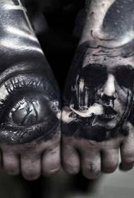 Ritratto di uomo in stile horror nero con misterioso disegno del tatuaggio dell'occhio