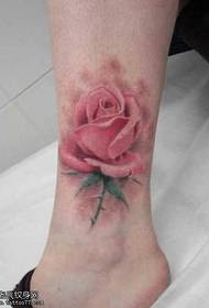 bellissimo modello di tatuaggio rosa della caviglia