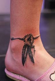 mudellu di tatuaggi di piume femminite di anca femminile