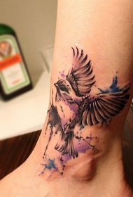 όμορφα χρωματισμένα τατουάζ πουλιών στον αστράγαλο