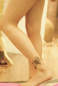 売春婦の足のファッション新しいトーテムロータスタトゥーパターン