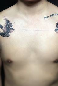 ptačí tetování na obou stranách pánské klíční kosti