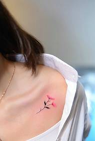 clavícula branca clara com padrão de tatuagem de flor pequena