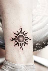 misterioso tatuaggio totem alla caviglia della personalità