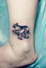 Симпатичный маленький слоненок татуировки лодыжки