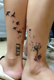 tatuaggio alla caviglia della bella coppia alla moda