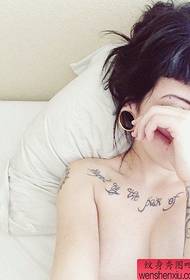modello di tatuaggio lettera clavicola donna