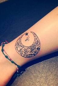 labai stilinga ir graži mėnulio totemo tatuiruotė