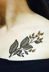 meisje onder het sleutelbeen Mooi blad tattoo-patroon