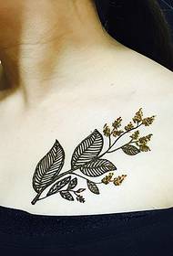 ragazza sotto la clavicola Modello di tatuaggio bella foglia