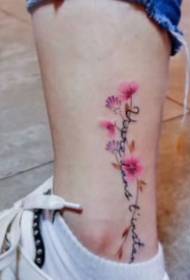Gambar tato kecil warna bunga segar di pergelangan kaki