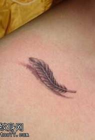 patrón de tatuaje de pluma de clavícula