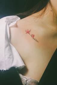 grožio šviežių gėlių tatuiruotė ant gražaus raktikaulio