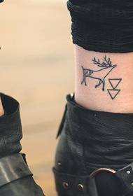 semplice tatuaggio totem sulla caviglia