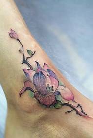 裸脚上的性感彩色花朵纹身刺青