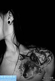 ຮູບແບບ tattoo clavicle wolf ທີ່ສວຍງາມ