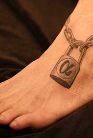 en kvindelig tatovering på et låst tatoveringsmønster