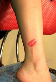modello di tatuaggio con labbro della gamba bello di bellezza