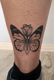 Nilkan musta harmaa perhonen ja kukka-tatuointikuvio
