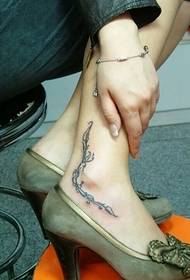 pergelangan kaki yang indah seperti bunga bunga pola tato tato