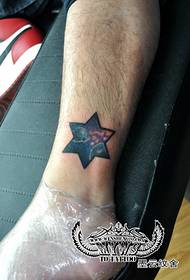 bonito tatuaje de estrella de cinco puntas