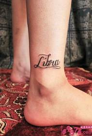 İngilizce alfabe ayak bileği dövme resmi
