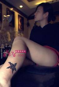 Imagen de tatuaje de tobillo tótem de moda de niña