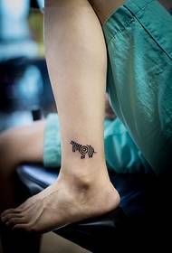 tatuagem de totem de zebra fresca pequena de pé