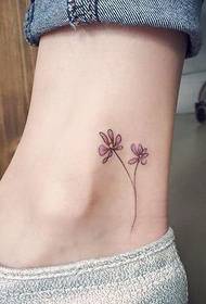 kleine verse bloem tattoo foto op de enkel van het meisje