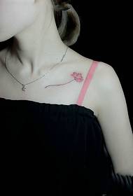 tatuaje de flores a la clavícula sexy