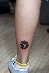 piccolo tatuaggio alla caviglia personale totem creativo