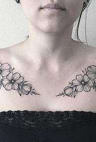 entrambi i lati Una serie di immagini di tatuaggi floreali sotto la clavicola