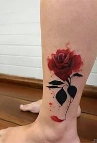 tornozelo espirrando bela rosa tatuagem padrão