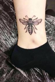 小蜜蜂紋身女孩腳踝上黑蜜蜂紋身圖片
