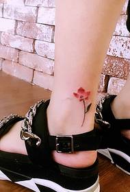 bosih nog majhna sveža roža tetovaža tatoo je zelo lepa