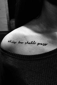 il semplice e delicato disegno del tatuaggio inglese sulla clavicola