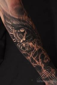 arm realistiese oogklok tatoeëerpatroon