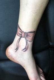 Maramihang mga disenyo ng tattoo na tattoo sa mga simpleng linya na nakabalot sa bukung-bukong