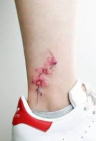 el tatuaje de flores frescas ultra pequeño funciona en la posición del tobillo