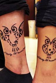 par gležnja na jednostavnu tetovažu sova