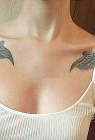 Tatuatge de plomes de clavícula de dona blanca per les dues cares
