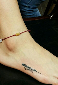 Tatuagem do código de barras em forma de pino de personalidade no peito do pé