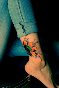 gležanj ljepote samo prelijepa izgleda tetovaža u obliku lotosa u boji