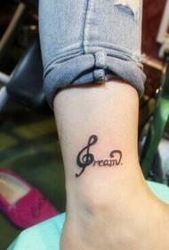 elegante tatuaggio inglese alla caviglia