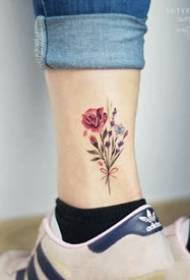 majhna slika sveže tetovaže, primerna za dekleta v gležnju