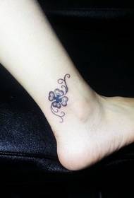 Ankle yakanaka-yemashizha e-clover tattoo