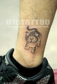 pequeño patrón de tatuaje de tótem tigre fresco de tobillo