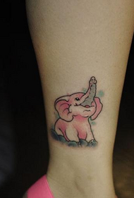 腳踝上可愛的粉紅色大象紋身