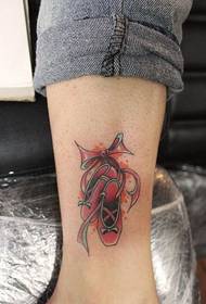 sarkanas deju kurpes potītes tetovējums